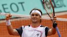 Španělský tenista David Ferrer se raduje z vítězství nad Španělem Marcelem Granollersem během osmifinále French Open 2012.