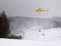 Celkem sedm beden, každá o hmotnosti asi 400kg, plus příslušenství, to je dohromady jedna obrazovka o rozměru přibližně 4,5x6,5 metru. Technici ji smontují a umístí na lešení až na místě.