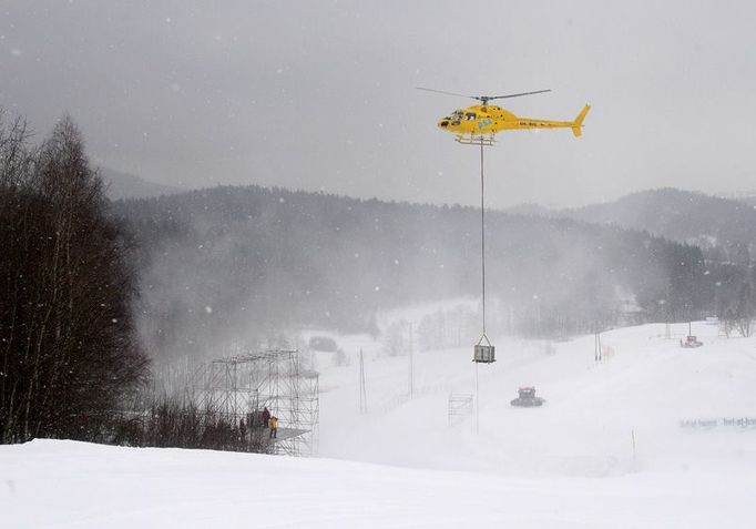 Celkem sedm beden, každá o hmotnosti asi 400kg, plus příslušenství, to je dohromady jedna obrazovka o rozměru přibližně 4,5x6,5 metru. Technici ji smontují a umístí na lešení až na místě.