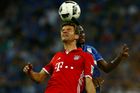 Thomas Müller v souboji proti Schalke