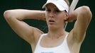 Nicole Vaidišová po jednom z nevydařených míčků ve druhém kole Wimbledonu proti Australance Stosurové. Zápas nakonec dokázala otočit i přes kanára ve druhém setu.