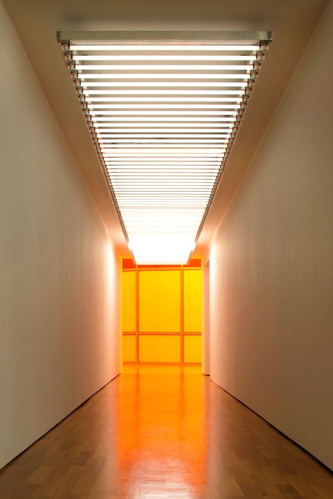 Olafur Eliasson: Světelná vlna, 2001, hliníkový rám, zářivky, předřadníky, elektroinstalace, 20 × 120 × 1250 cm, pohled do výstavy v Kunstmuseum Wolfsburg.