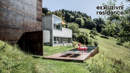 Postavil pro dcery bydlení jako pro princezny. V ocelové věži udělal tři pokojíčky