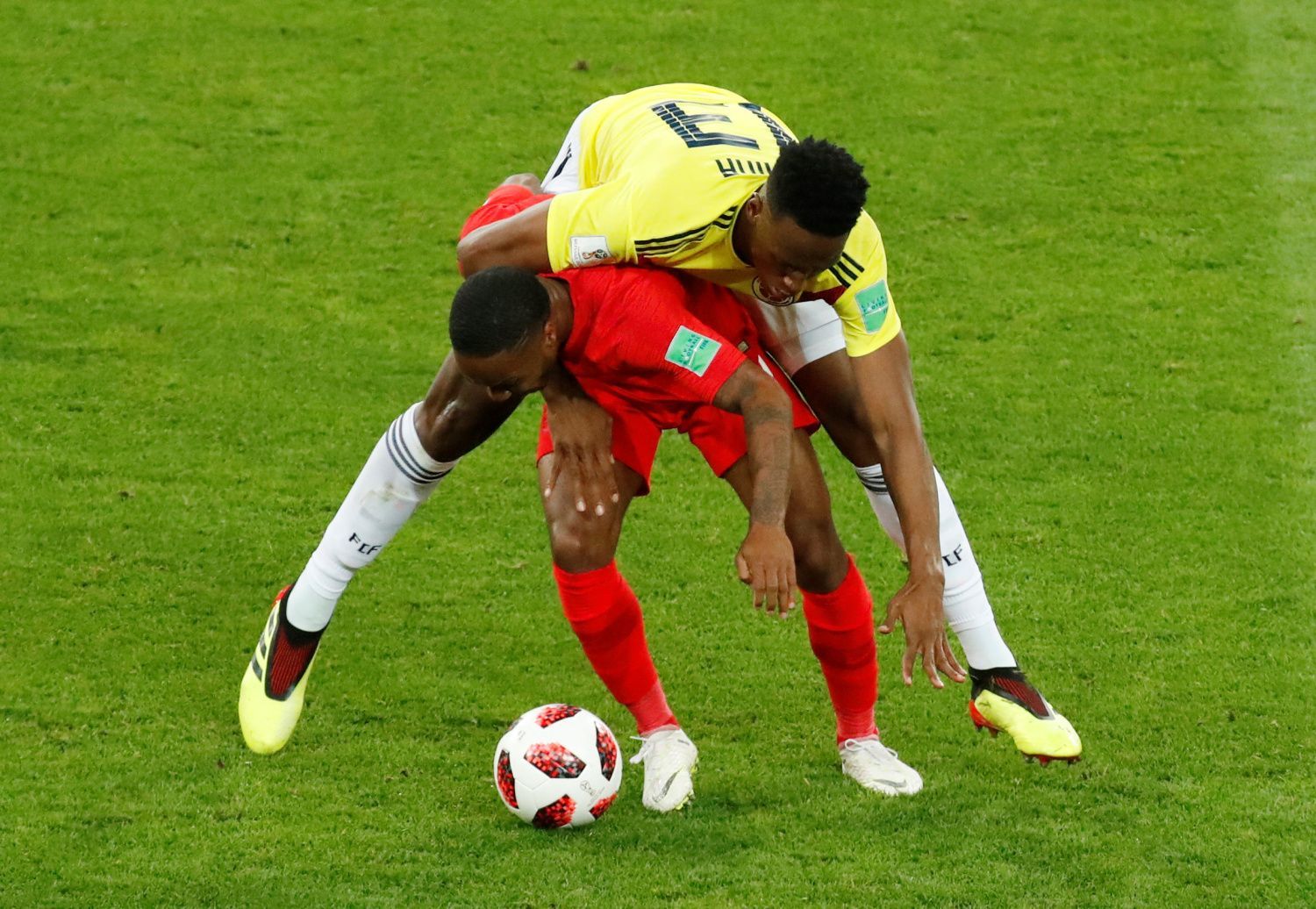 Yerry Mina  a Raheem Sterling v zápase Kolumbie - Anglie na MS 2018