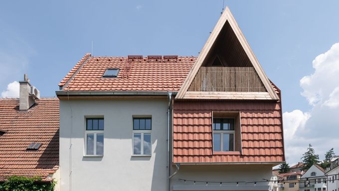 Z průměrné vily je bydlení, které lze závidět. Využívá motiv trianglu, bambus a dřevo