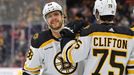 David Pastrňák a Connor Clifton (75) slaví gól Bostonu na ledě Philadelphie