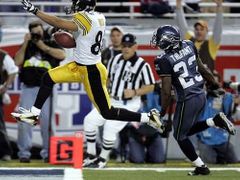 Hines Ward z Pittsburghu skóruje touchdown při Super Bowlu proti Seattlu.