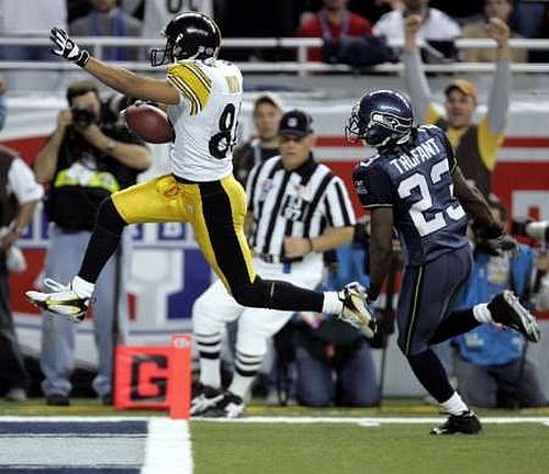 Touchdown v letu. Hines Ward z Pittsburghu skóruje touchdown při Super Bowlu proti Seattlu.