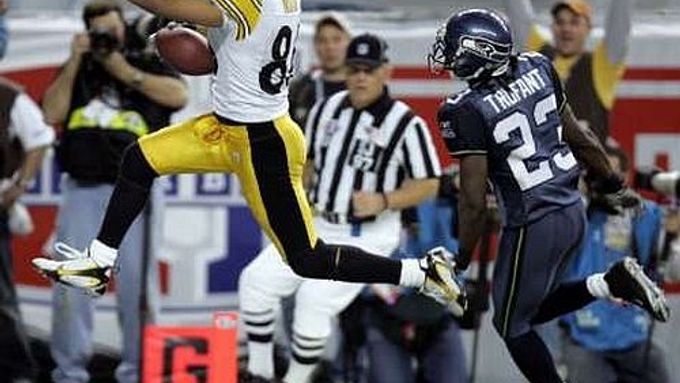 Hines Ward z Pittsburghu skóruje touchdown při Super Bowlu proti Seattlu.