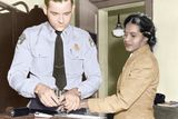 K tomu mělo dojít i před 65 lety. Zatímco tři další cestující se zvedli, Parksová zůstala sedět a odmítla své místo uvolnit. Řidič autobusu na ni zavolal policii.