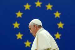 Papež léčí Evropu: Posvátný je člověk, ne peníze, ekonomie