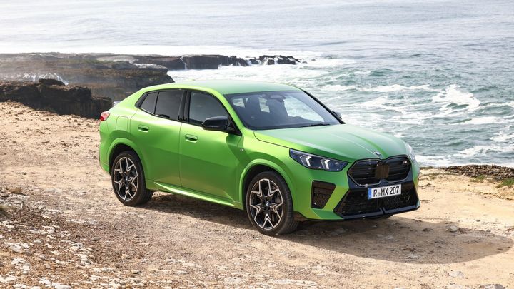 Jede jako pila a na hudební doprovod mu stačí čtyřválec. Za volantem BMW X2 divize M