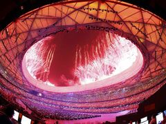 Ohňostrojová show nad Ptačím hnízdem v rámci zahajovacího ceremoniálu olympijských her.