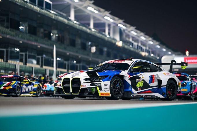 BMW M4 GT3 posádky Valentino Rossi, Nick Yelloly a Dries Vanthoor v závodě na 12 hodin v Abú Zabí