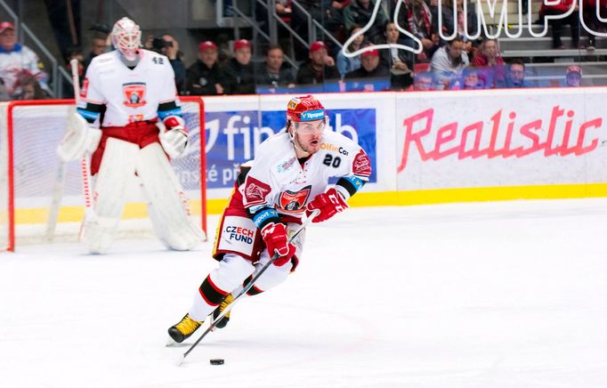 Třinec - Hradec, 4. semifinále play-off hokejové extraligy 2018: Hradecký obránce Petr Zámorský (v pozadí brankář Patrik Rybár)