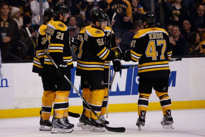 Radost hokejistů Bostonu: Ryan Spooner (51), Loui Eriksson (21) a Torey Krug (47)