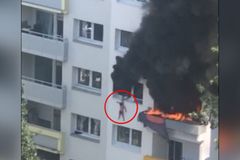 Chlapci před požárem unikli skokem z 10 metrů, riskantní záchranu ukazuje video