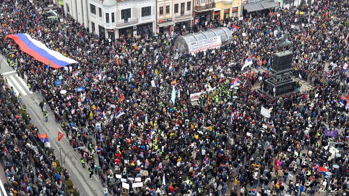 Lidé začali padat na zem. Kritici obviňují srbskou vládu z použití akustické zbraně; Zdroj foto: Reuters