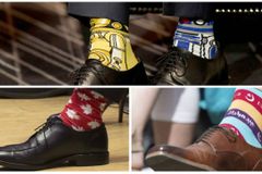 Ponožky kanadského premiéra zastiňují politická témata, obdivují je světoví státníci. Přinesou mír?