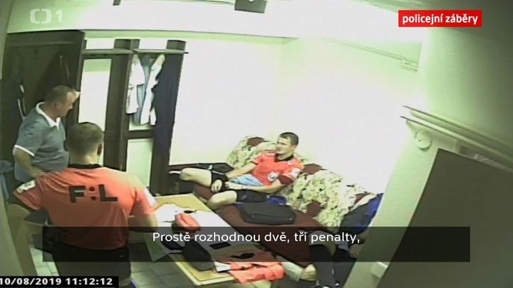 "Jsi taky darebák, tak zavři oči, ne?" Uplácení v českém fotbale na nových záběrech