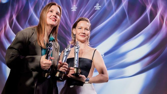 Režisérka Justine Trietová (vlevo) a představitelka hlavní role Sandra Hüllerová se soškami za Anatomii pádu na sobotním předávání Evropských filmových cen.