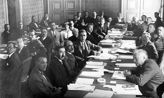 Rudolf Kepl byl od roku 1930 ředitelem Československé tiskové služby v Ženevě. Na snímku druhý zprava sedící za Štefanem Osuským.