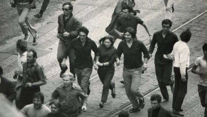 Praha 21. srpna 1969, Václavské náměstí v odpoledních hodinách. Lidé utíkají z jeho horní části, aby unikli pořádkovým jednotkám. Jejich střety s ozbrojenými složkami neměly daleko k občanské válce.