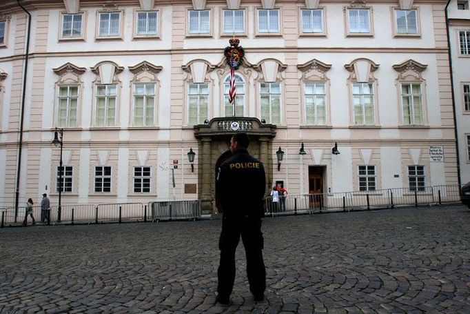 Budova amerického velvyslanectví tradičně střežená policií.