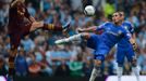 Fotbalisté Frank Lampard (vpravo) a Samir Nasri bojují o míč v utkání anglického superpoháru Community Shield 2012 mezi Manchesterem City a Chelsea.