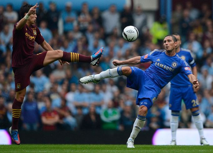 Fotbalisté Frank Lampard (vpravo) a Samir Nasri bojují o míč v utkání anglického superpoháru Community Shield 2012 mezi Manchesterem City a Chelsea.