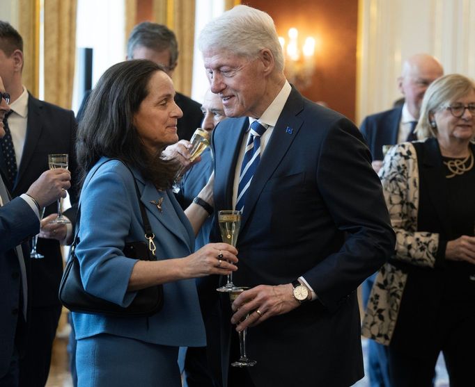 Prezident Petr Pavel udělil stání vyznamenání 42. prezidentovi USA Billu Clintonovi (vpravo). Vlevo Katharine Medill Albrightová, dcera Madeleine Albrightové.