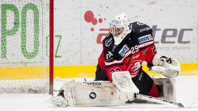 Dvaadvacetiletý brankář Jan Lukáš nastoupil i za pražský Lev v KHL