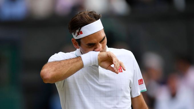 Roger Federer neměl ve čtvrtfinále Wimbledonu 2021 proti Hubertu Hurkaczovi mnoho šancí.
