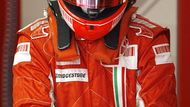 Sedminásobný mistr světa Michael Schumacher se připravuje v Barceloně na test monopostu Ferrari. Do kokpitu formule jedna se vrátil po roce, na konci minulé sezony ohlásil konec závodní kariéry.