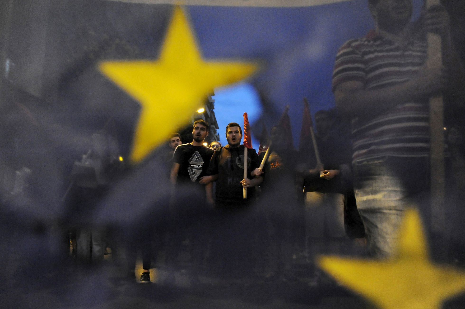 Pohled na dav demonstrující proti Evropské unii ve městě Thessaloniki na severu Řecka