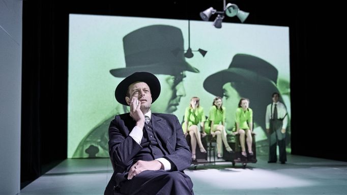 Z inscenace Projekt Manhattan v Divadle pod Palmovkou.