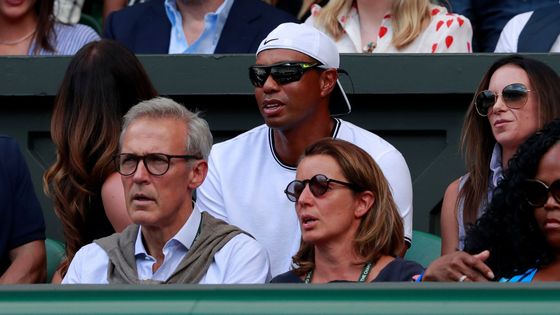 Woods, Hamilton i hvězdy filmových pláten. Tyhle celebrity vyrazily na Wimbledon