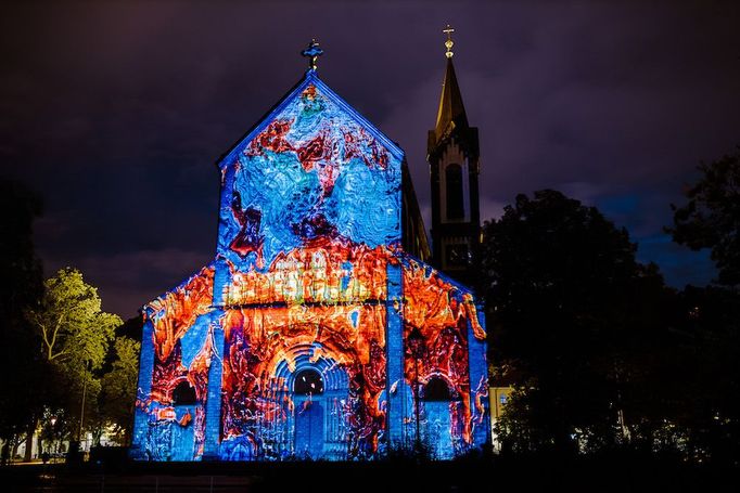 Instalace Space and Possibilities od studia Nohlab na Karlínském náměstí.