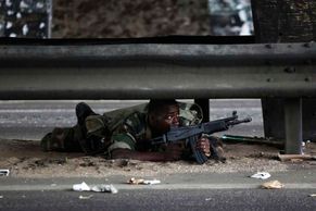 Na Pobřeží slonoviny se tvrdě bojuje o prezidentský palác