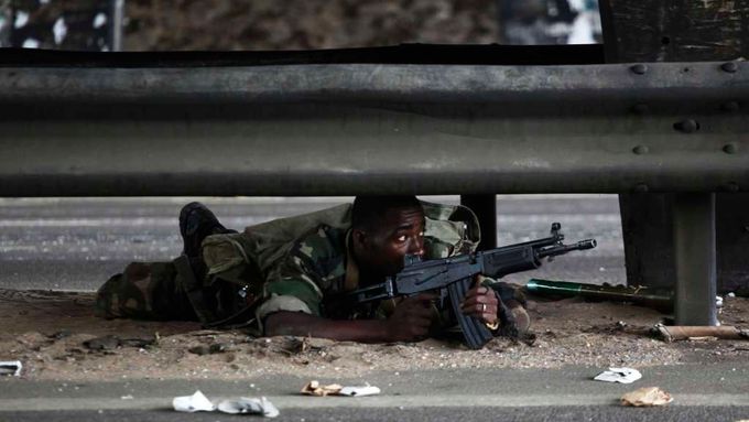Na Pobřeží slonoviny se tvrdě bojuje o prezidentský palác