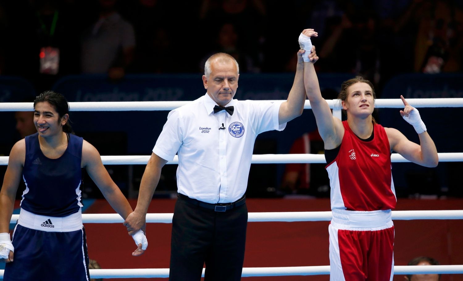 Irka Katie Tylorová (v červeném) boxuje s Tádžikistánkou Mavzunou Čorievovou.
