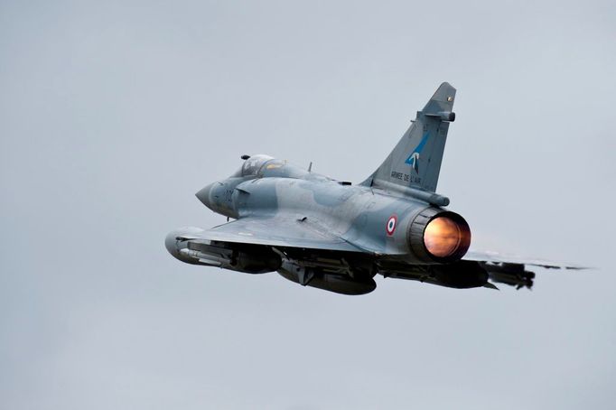 Snímek stroje Mirage 2000-5 zveřejnilo francouzské ministerstvo obrany.