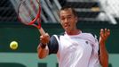 Český tenista Lukáš Rosol odráží míček proti Argentinci Juanu Monacovi během 2. kola French Open 2012.