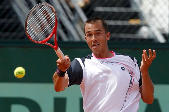 Český tenista Lukáš Rosol odráží míček proti Argentinci Juanu Monacovi během 2. kola French Open 2012.