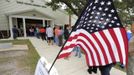 Lidé přicházejí k volebnímu středisku v Kissimmee na Floridě.