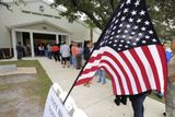 Záběr z prostranství před volební místností v Kissimmee na Floridě.