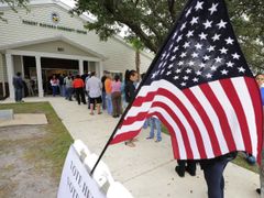 Lidé přicházejí k volebnímu středisku v Kissimmee na Floridě.