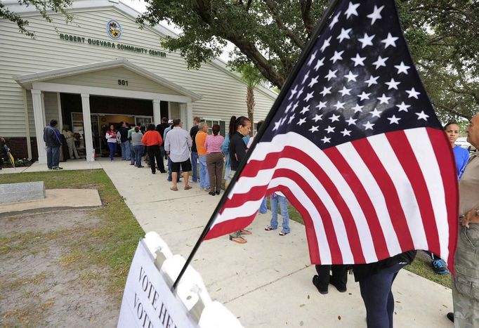 Lidé přicházejí k volebnímu středisku v Kissimmee na Floridě.