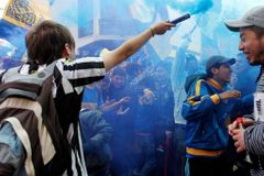 Video: Šílené argentinské derby. Fans napadli autobus Bocy, hráče zasáhl slzný plyn