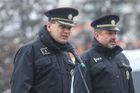 Předání vozů se účastní náměstek policejního prezidenta Martin Vondrášek (vlevo) a ředitel cizinecké policie Milan Majer (vpravo).